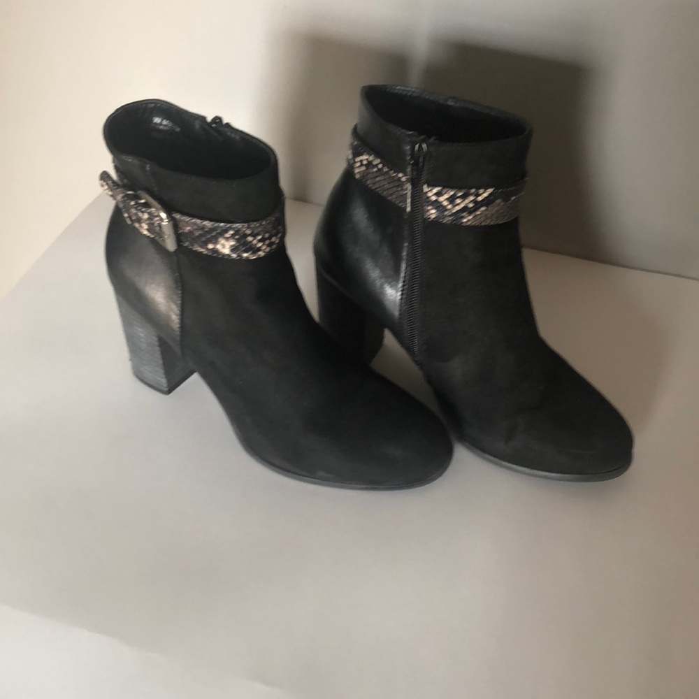 SOLD ⭐️⭐️Ankle high black boots size 9 part suede and part leather